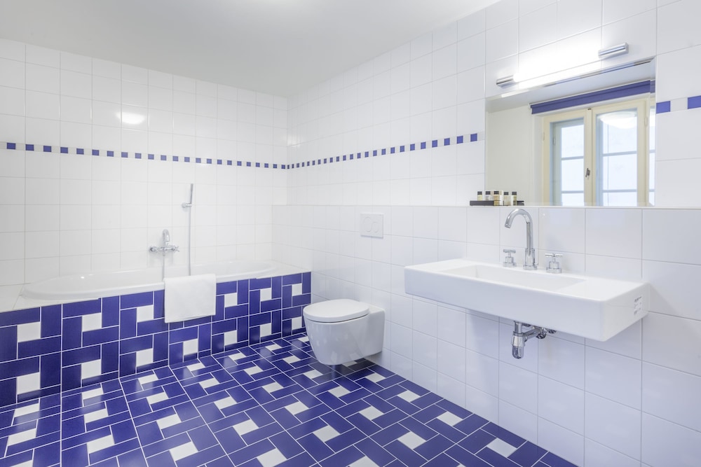 hotel at the white lily