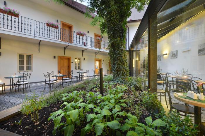 hotel at the white lily