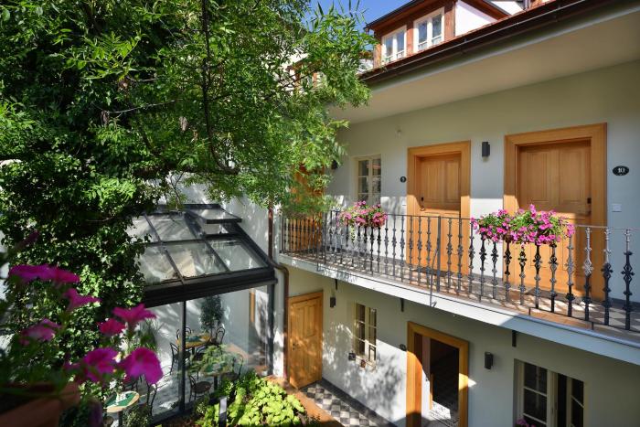 hotel at the white lily