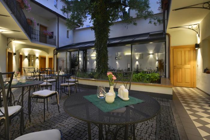 hotel at the white lily