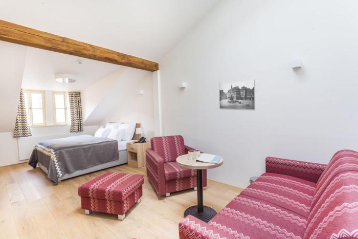 hotel at the white lily