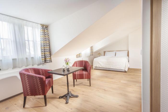 hotel at the white lily