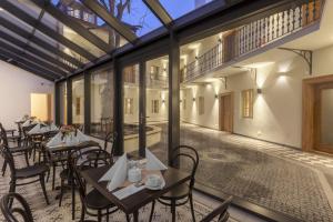 hotel at the white lily