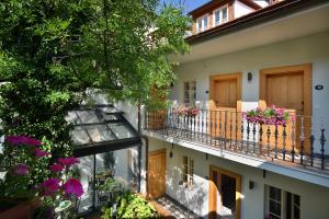 hotel at the white lily