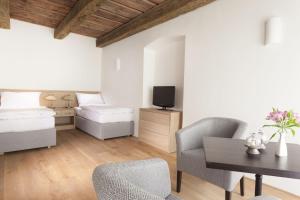 hotel at the white lily