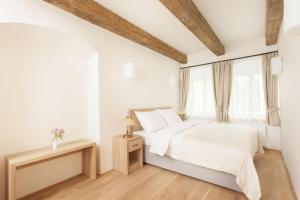 hotel at the white lily