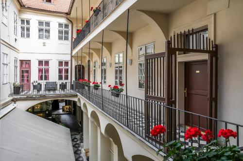three golden crowns apartments