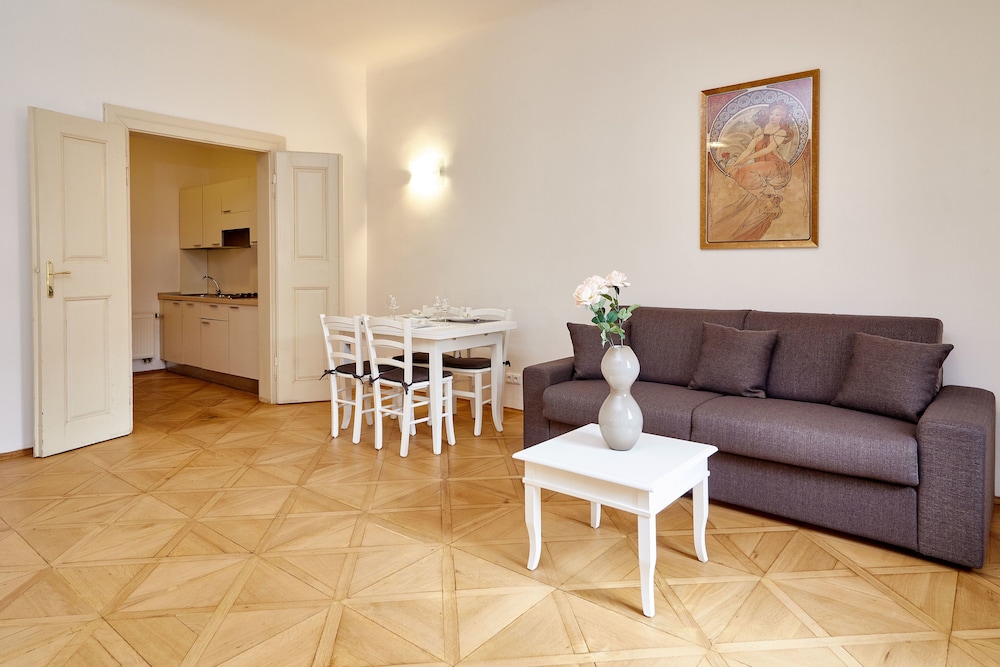 three golden crowns apartments