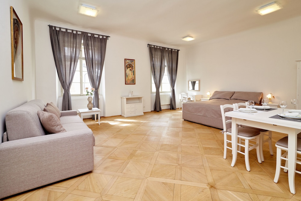 three golden crowns apartments
