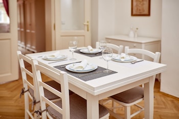 three golden crowns apartments