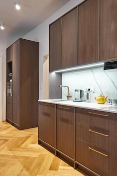 three golden crowns apartments