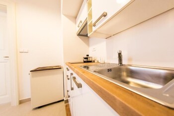 three golden crowns apartments