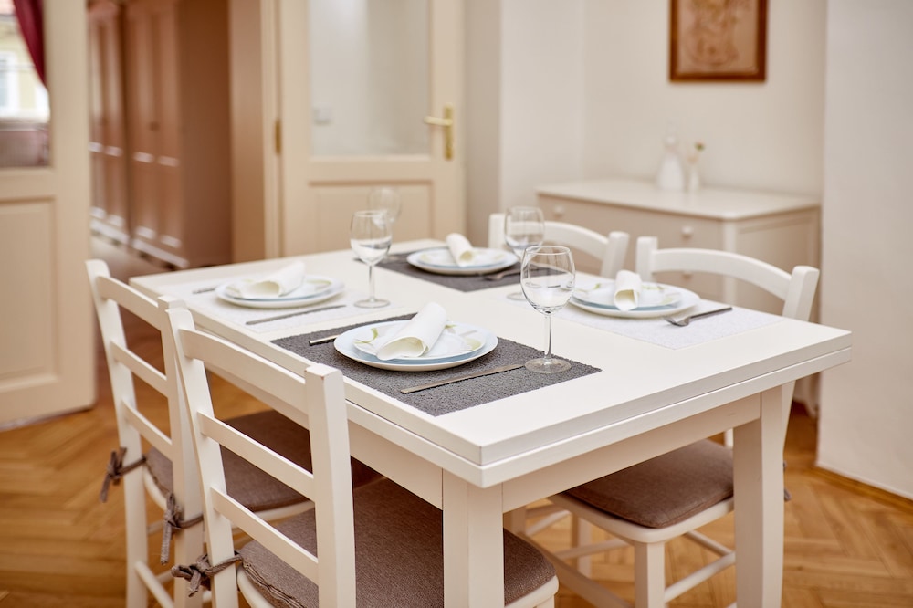 three golden crowns apartments