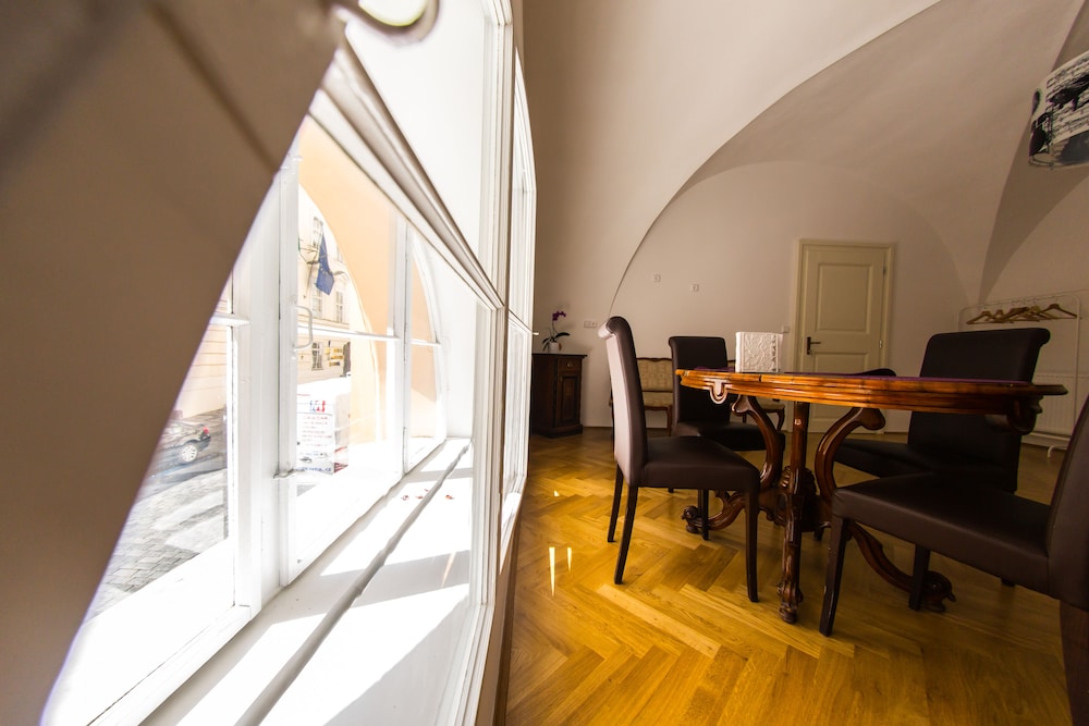 three golden crowns apartments
