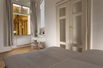 three golden crowns apartments