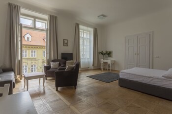 three golden crowns apartments