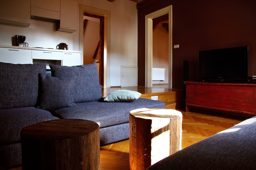 three golden crowns apartments