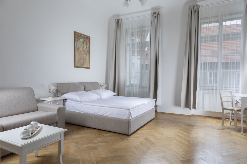 three golden crowns apartments