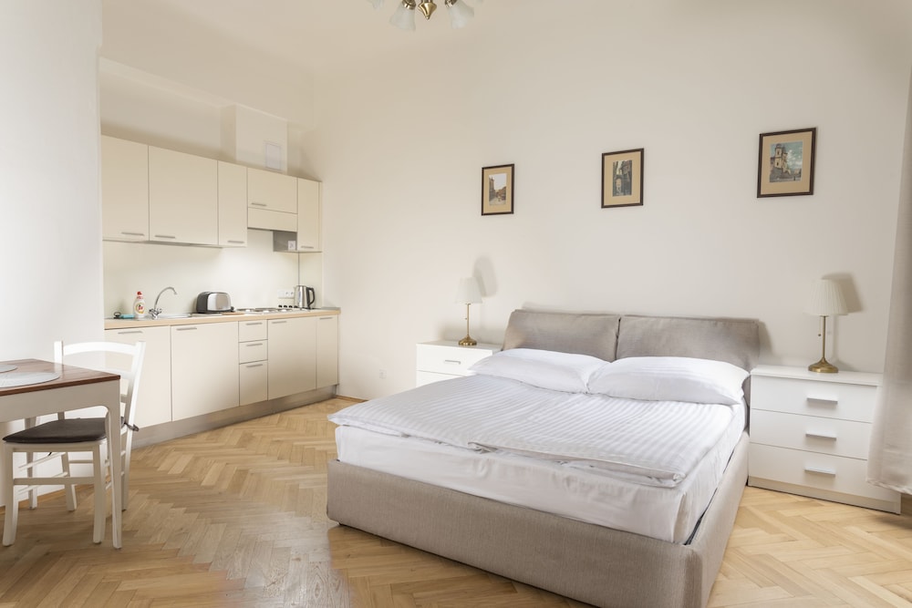 three golden crowns apartments