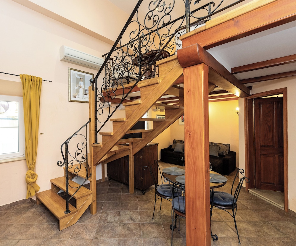 amoret apartments