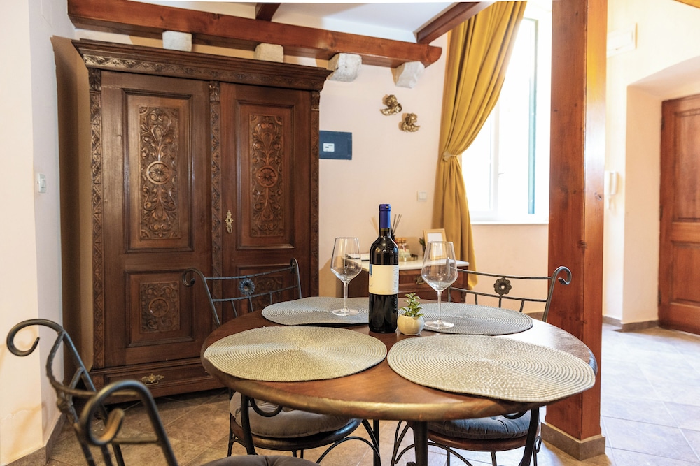 amoret apartments