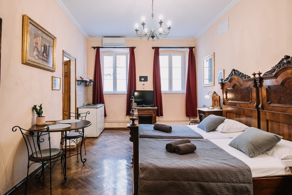 amoret apartments