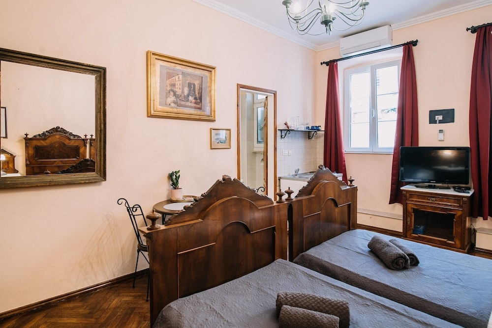 amoret apartments
