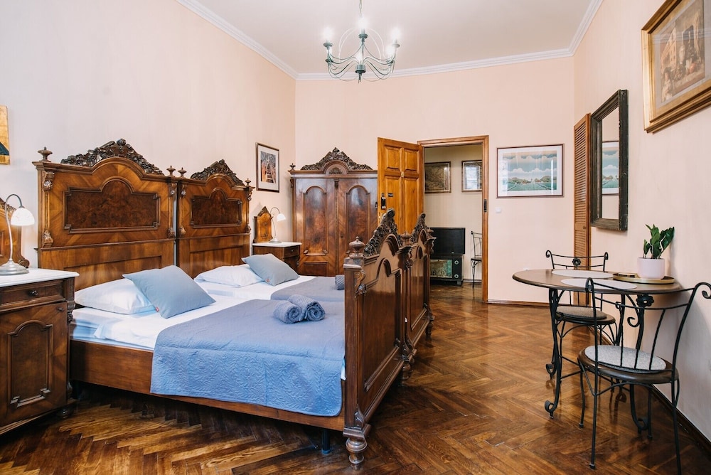 amoret apartments