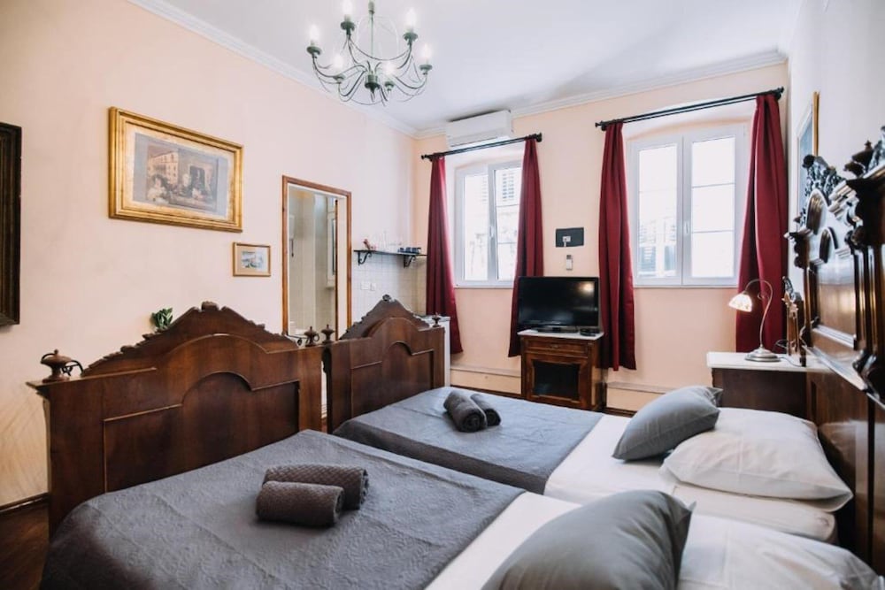 amoret apartments
