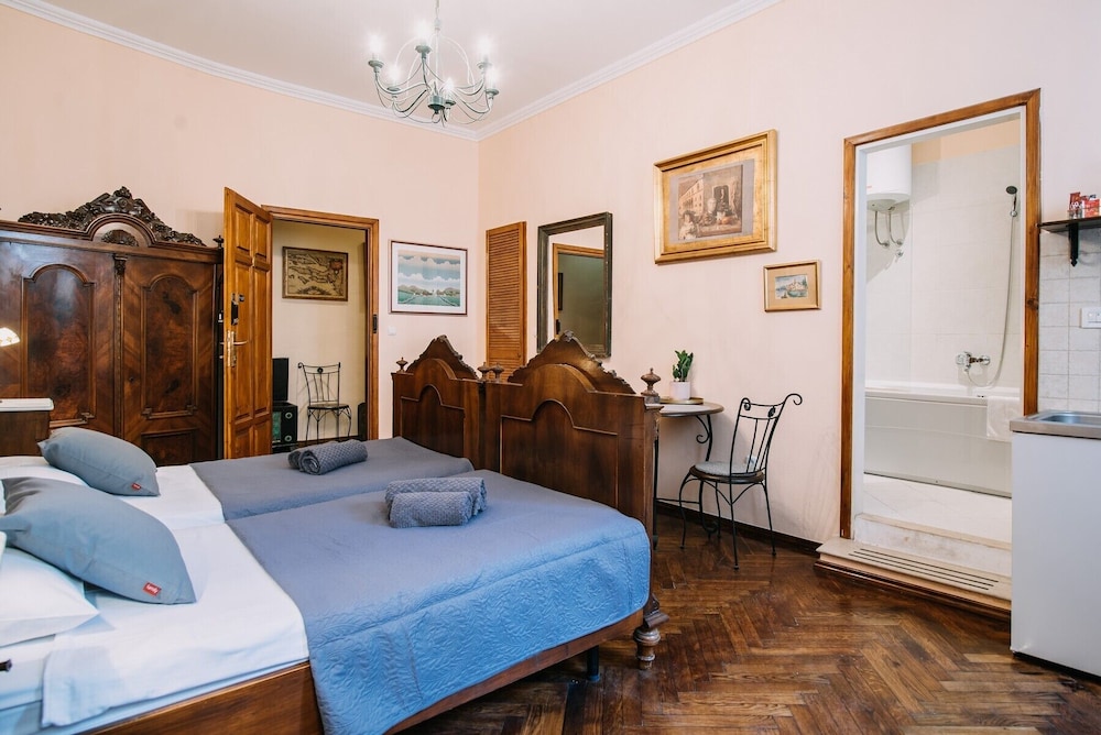 amoret apartments
