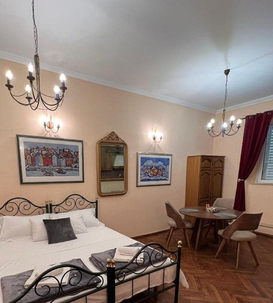 amoret apartments