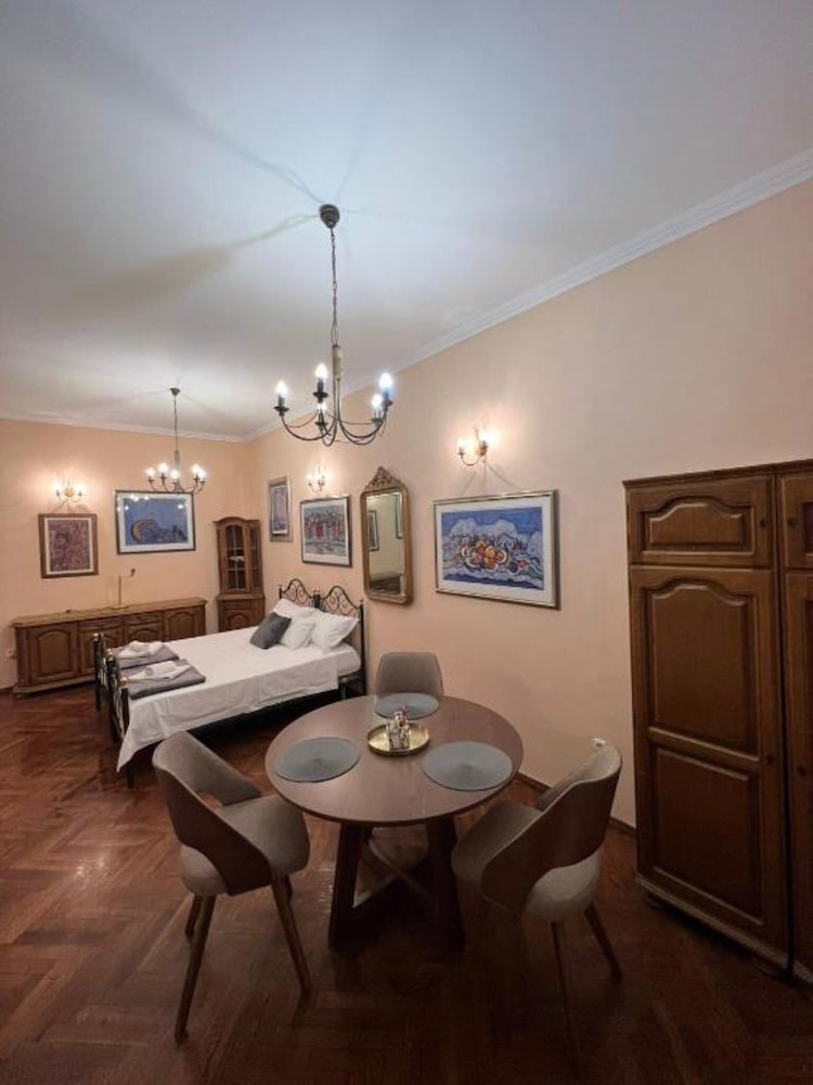 amoret apartments