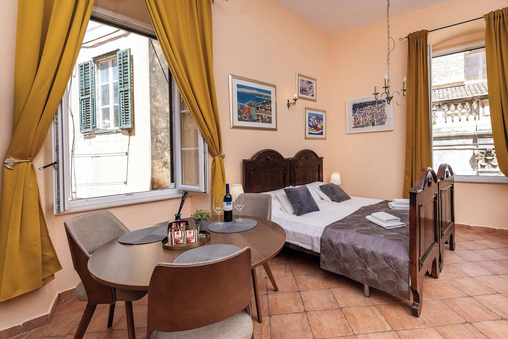 amoret apartments