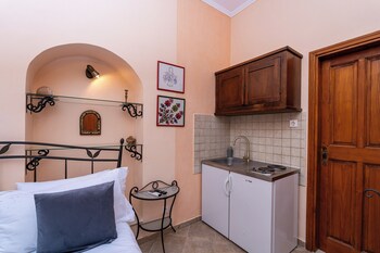 amoret apartments