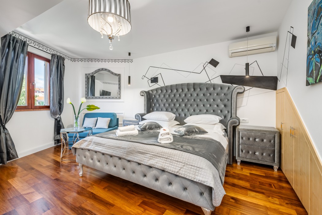 Galeria Valeria Seaside Downtown,Split>>Milna,4 star