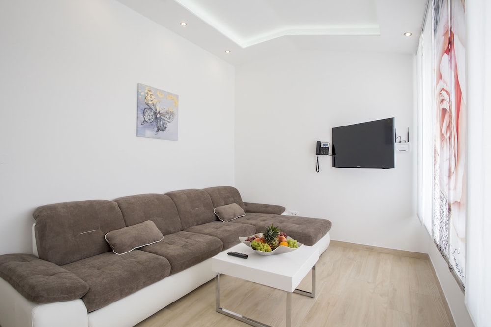 adrion aparthotel