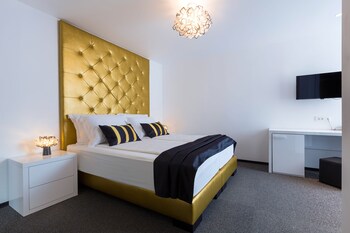 b gold luxury rooms