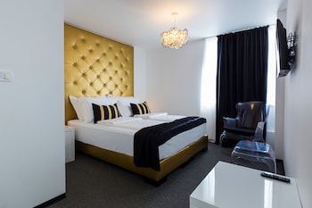 b gold luxury rooms