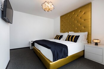 b gold luxury rooms