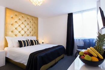 b gold luxury rooms