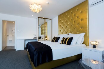 b gold luxury rooms