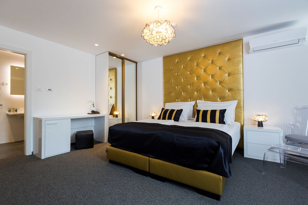 b gold luxury rooms