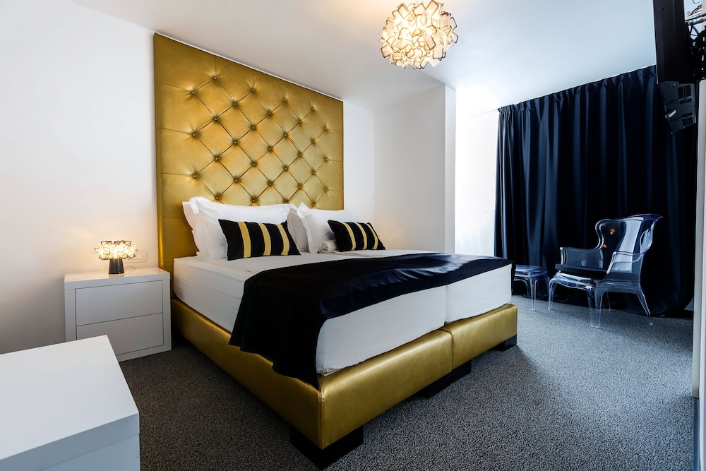 b gold luxury rooms