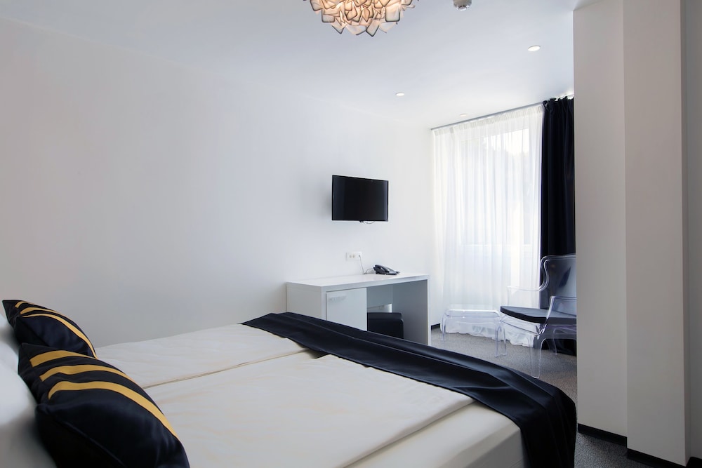 b gold luxury rooms