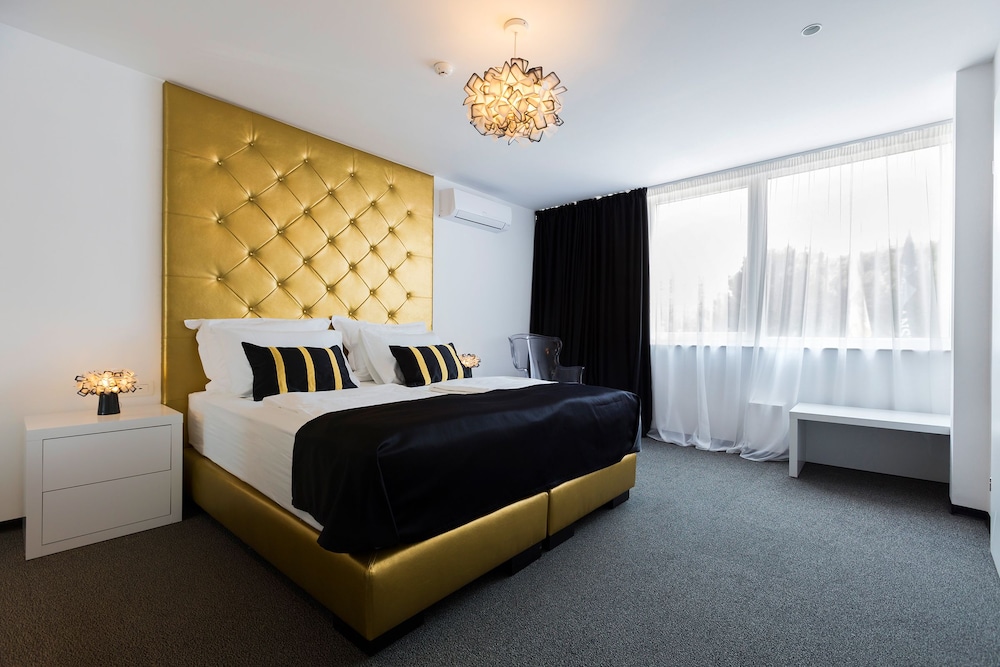 b gold luxury rooms