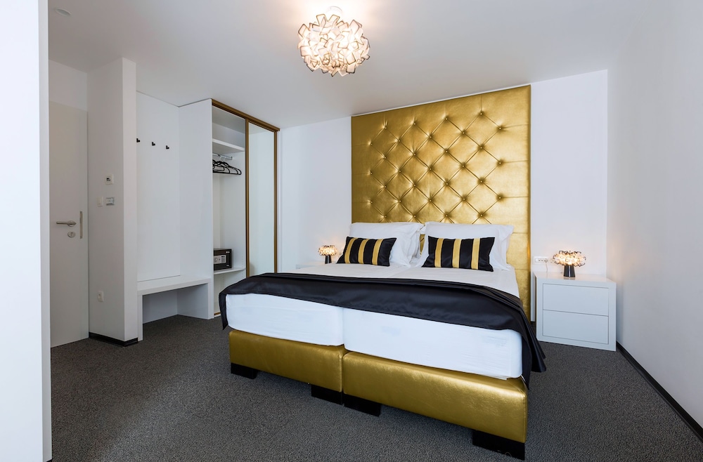b gold luxury rooms