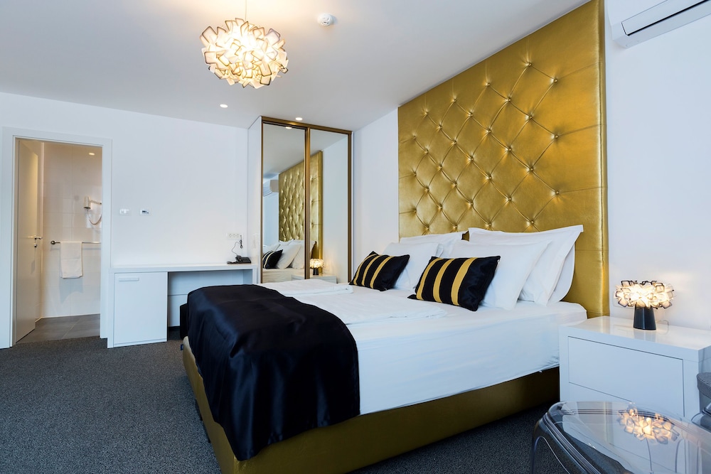b gold luxury rooms