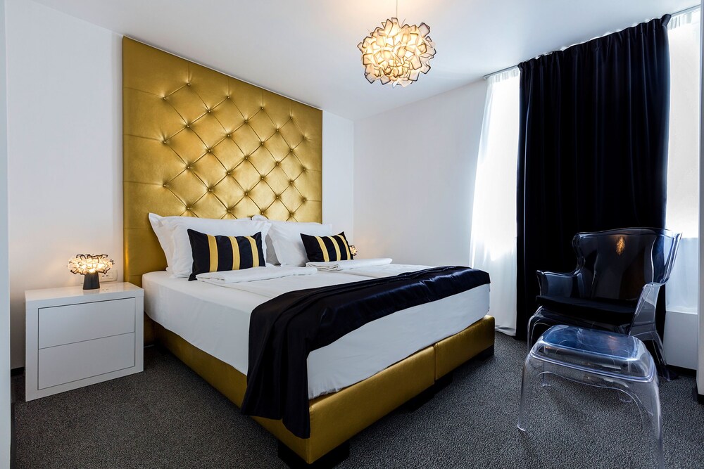 b gold luxury rooms