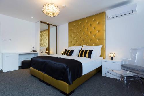 b gold luxury rooms