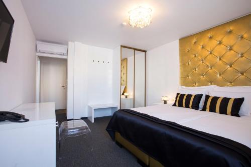b gold luxury rooms